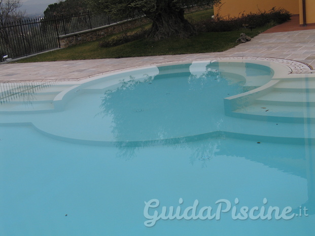 piscina a sfioro con idromassaggio
