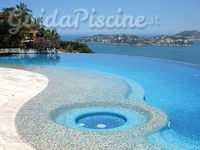 piscina rivestita in mosaico