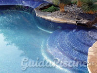 Gradinata rivestita in mosaico di vetro nei toni del blu