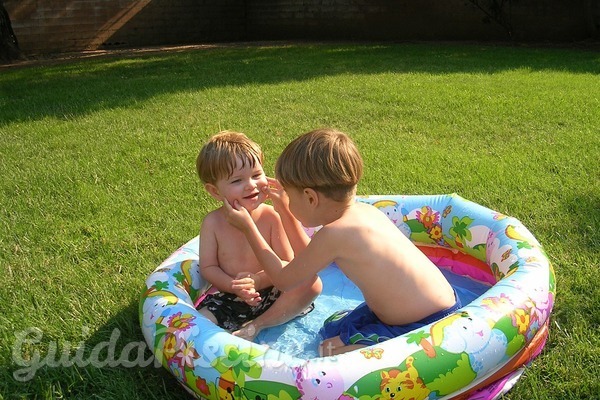 Come riparare un buco in una piscina gonfiabile