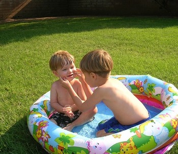 Come riparare un buco in una piscina gonfiabile