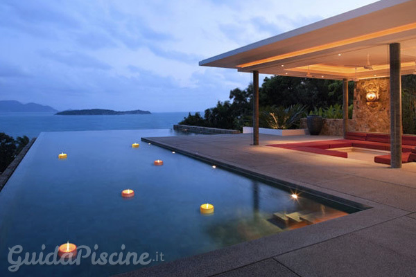 Candele galleggianti: un tocco magico per la tua piscina