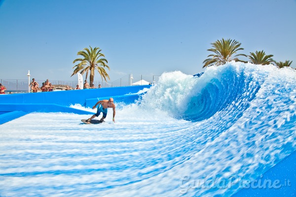 Le onde migliori si cavalcano in piscina