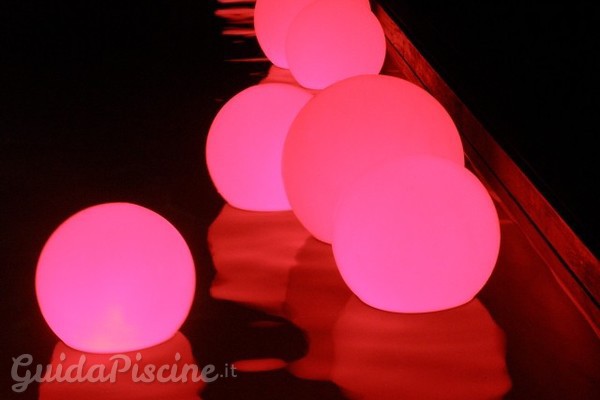 Tre accessori per illuminare la piscina a festa