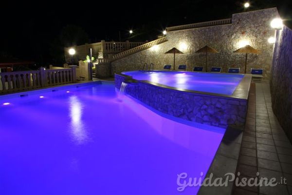 Tre accessori per illuminare la piscina a festa