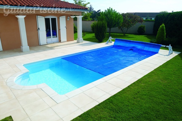 Copertura termica a bolle con avvolgitore manuale. Foto: Campania Piscine