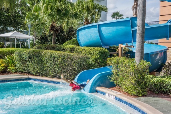 Rendi unica la tua piscina con lo scivolo