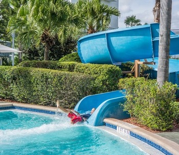 Rendi unica la tua piscina con lo scivolo