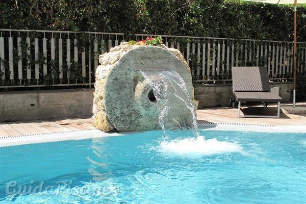 Fontane e cascate per piscina: il lusso delle spa a casa tua