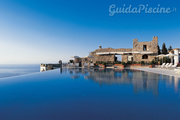 La piscina infinity pool dell'Hotel Caruso (Ravello)