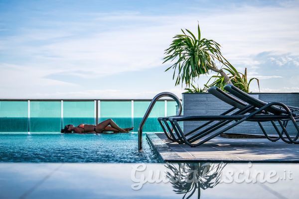 Come mantenere l'acqua della piscina trasparente