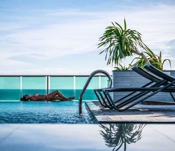 Come mantenere l'acqua della piscina trasparente