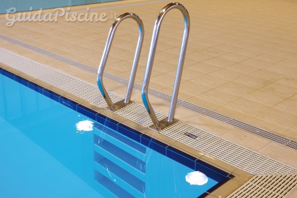 Scalette per piscina funzionali e di design