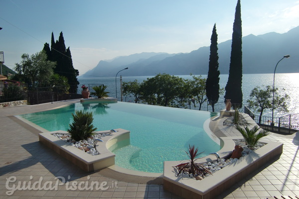 Tutte le tipologie esistenti di piscine a sfioro