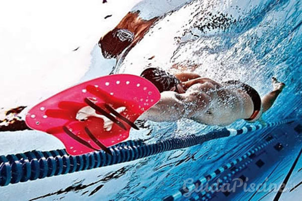 Accessori per allenarsi in piscina con pochi euro