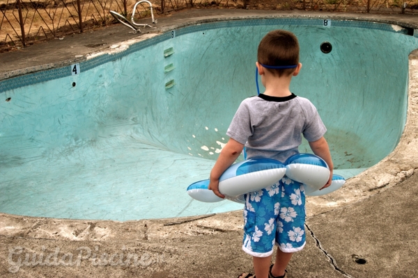 Come riconoscere e gestire le perdite della piscina