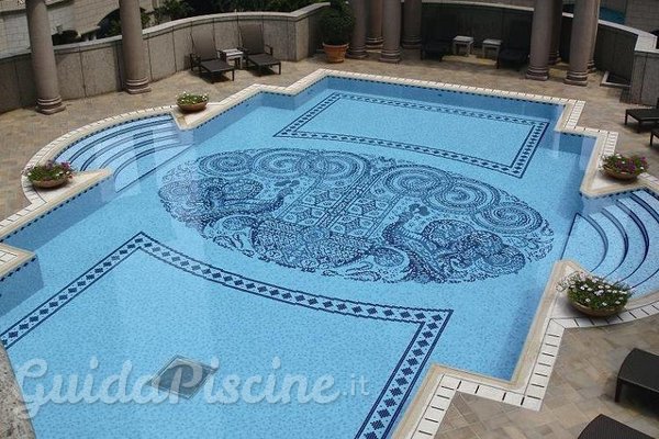 Vantaggi e svantaggi del mosaico in piscina