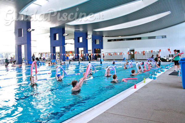 I migliori attrezzi per praticare fitness in piscina