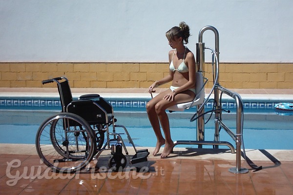 Sicurezza in piscina per le persone disabili