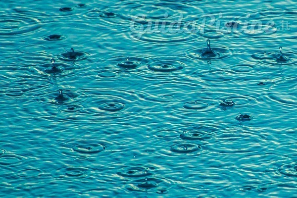 Quali effetti ha la pioggia sulla tua piscina?