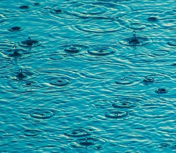 Quali effetti ha la pioggia sulla tua piscina?