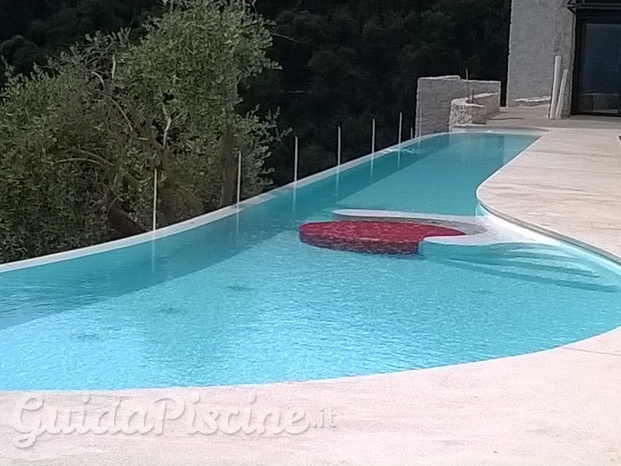 Piscina forma libera