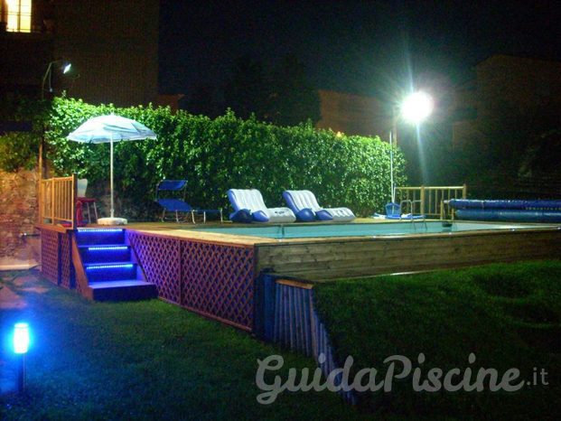 Visione notturna di una piscina fuori terra comprata dal Gruppo San Marco