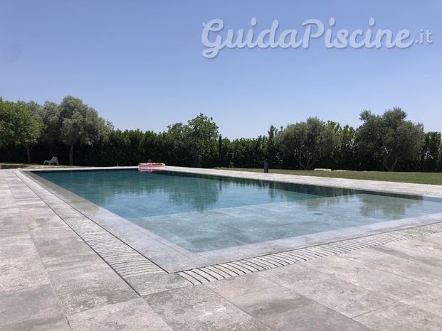 Piscina a Sfioro con spiaggia