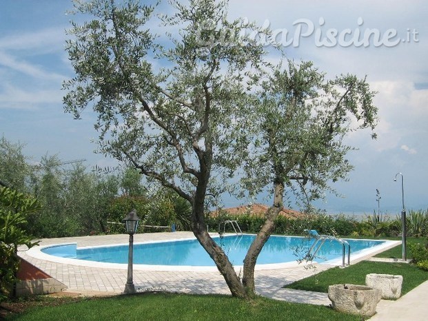 Piscina rettangolare con scala romana