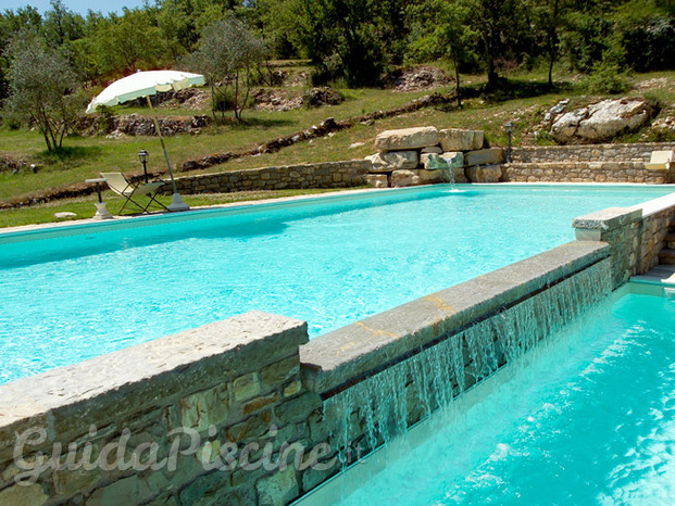 Piscina interrata con bordo a cascata