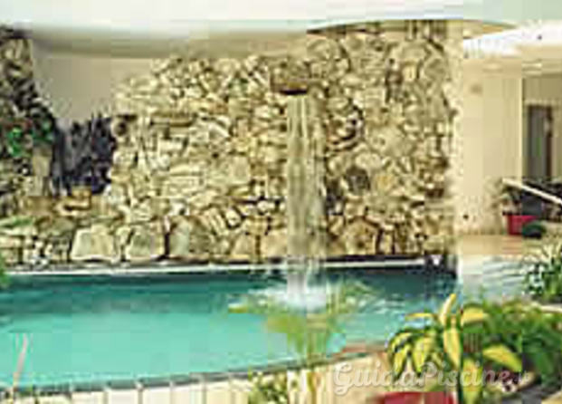 Piscine con cascata