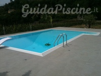 Piscina a sfioro prefabbricata