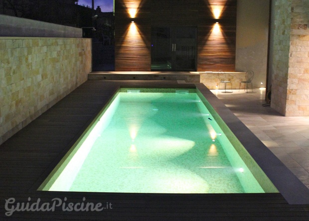 piscina con fari led