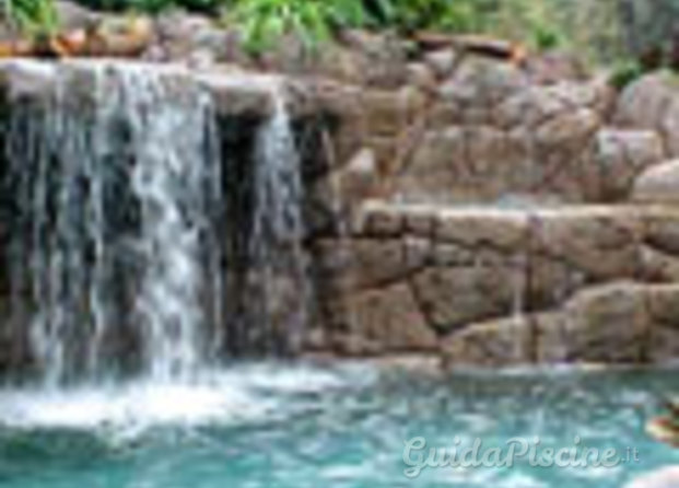 Piscina con cascate