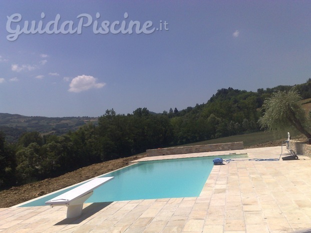 Piscina con bordo sfioratore