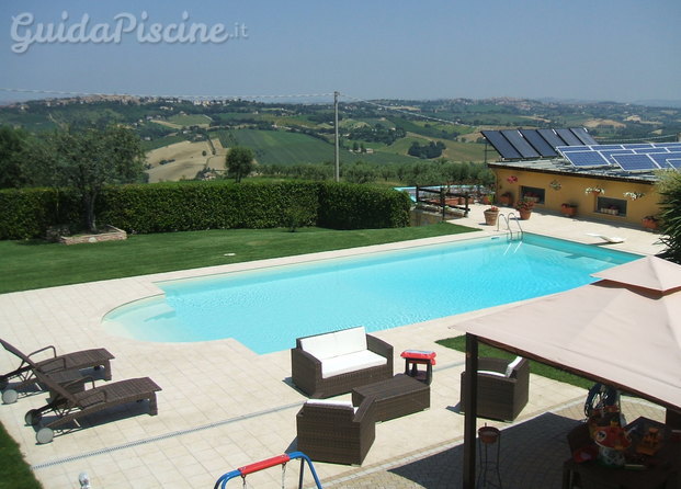 Piscina con zona relax