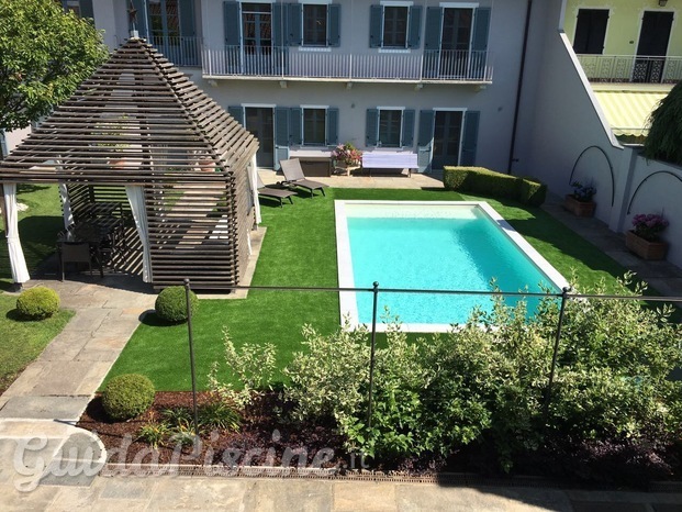 Piscina in cemenento armato isolato, PVC color sabbia e trattamento acqua con elettrolisi del sale