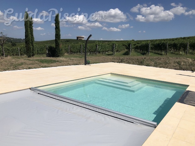 Piscina a skimmer con scala angolare e copertura 4 stagioni.jpg