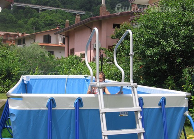 Piscina con scaletta