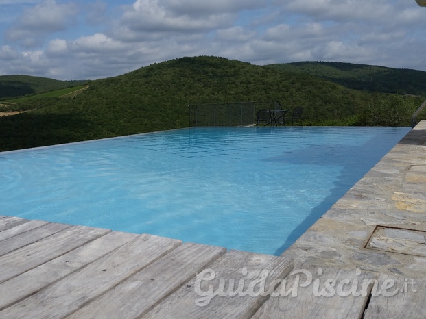 Piscina a sfioro con PVC grigio