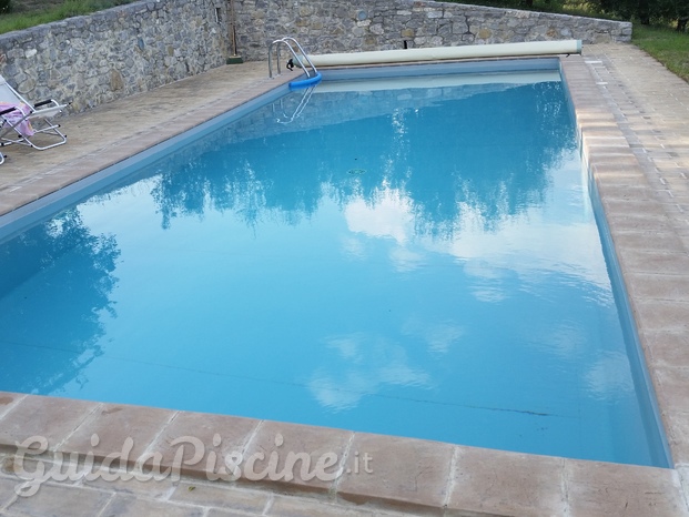 PISCINA CON COPERTURA AUTOMATICA