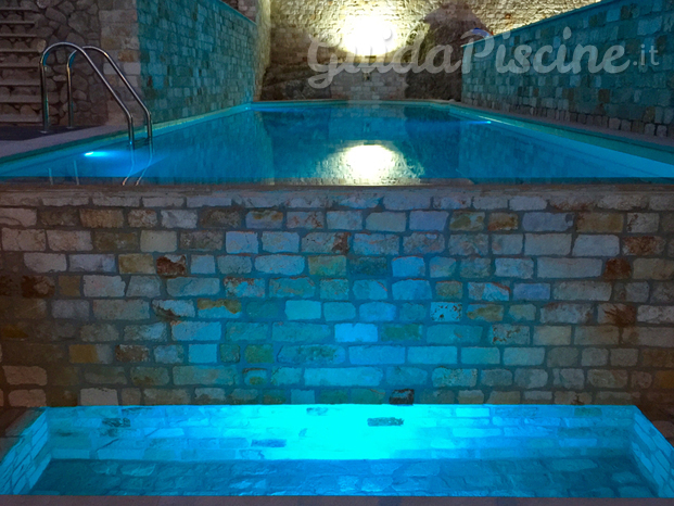 piscina con idromassaggio e sfioro infinity a vista