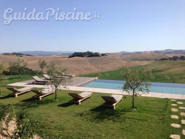 Piscina sfioro crete senesi