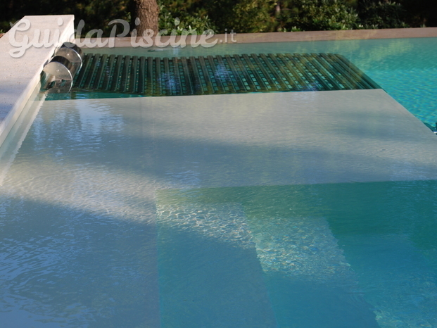 piscina con lettino idromassaggio