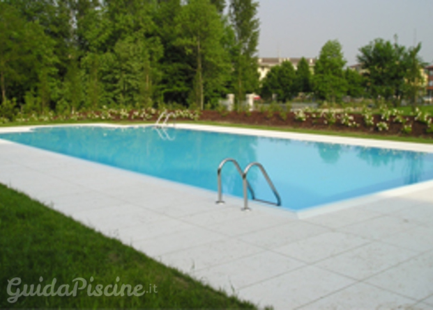 Piscina a sfioro con scala romana