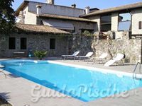 Piscina a skimmer con scala romana