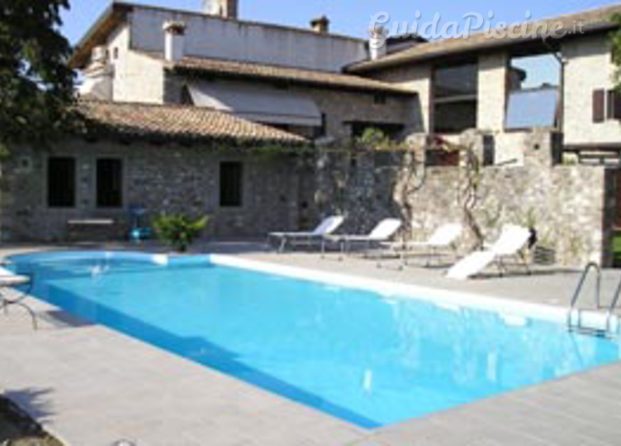 Piscina a skimmer con scala romana