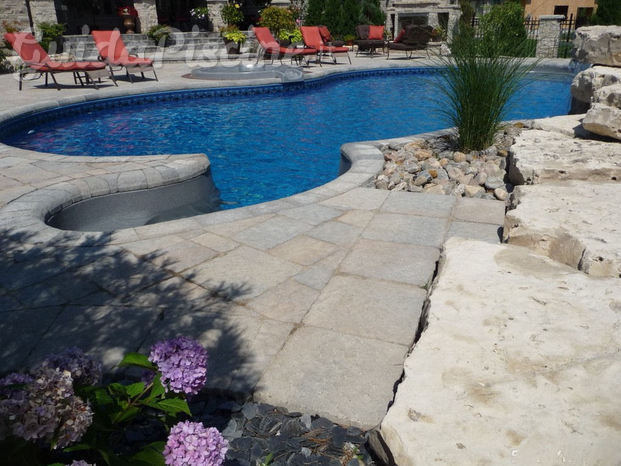 Esempio di piscina in cemento armato fantasia di forme