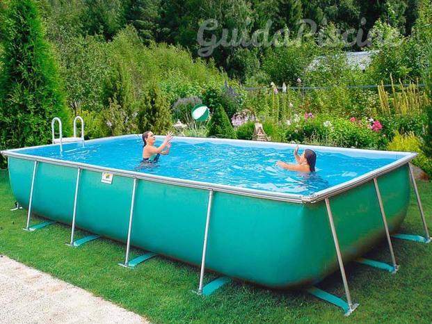 Piscina fuoriterra con struttura rigida