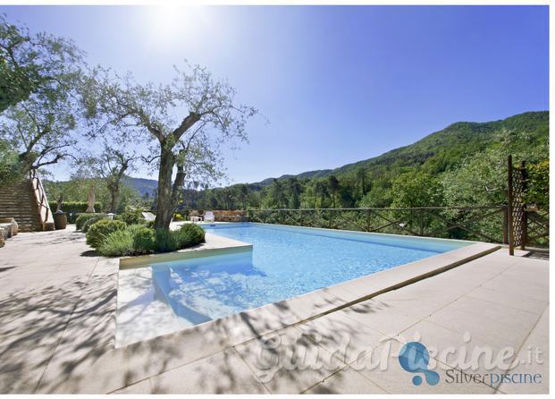 Piscina rettangolare con scala